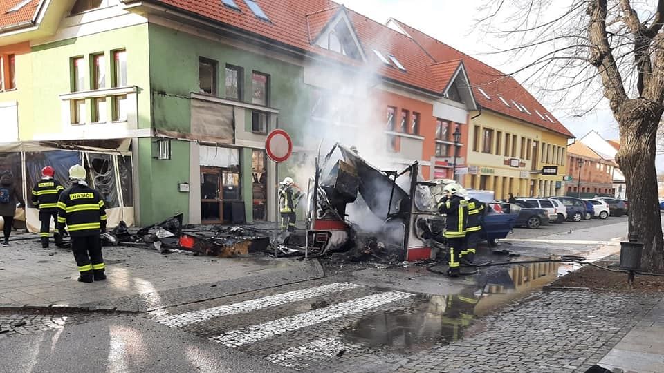 Výbuch ve slovenské Skalici zranil dvě osoby a rozmetal dodávku